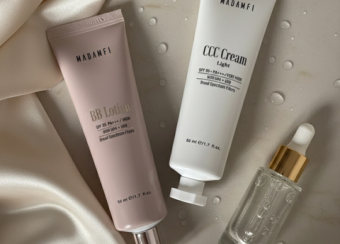 Minimalist cilt bakım düzeni, damlalık serumlar ve nötr tonlarda modern ürünlerle 2026 cilt bakım trendlerini temsil eden kapak görseli